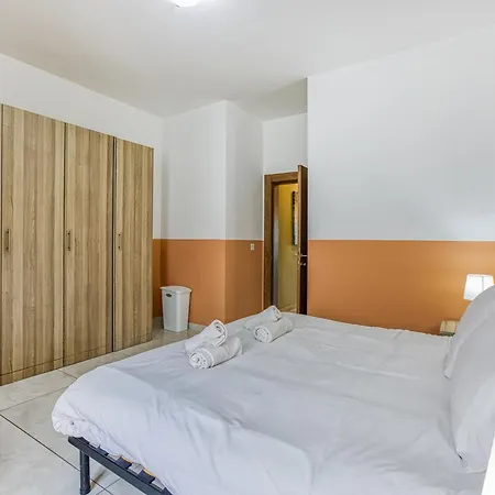 The - Just Off The Promenade & ! Апартаменты