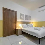 The - Just Off The Promenade & ! Apartmán