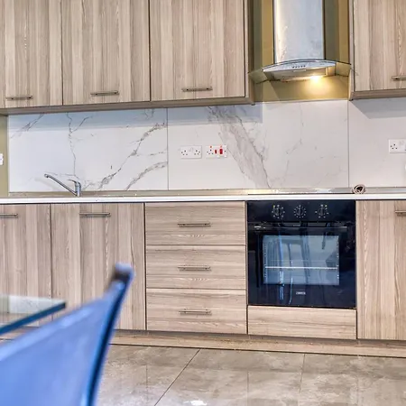 Apartment The - Just Off The Promenade & !
