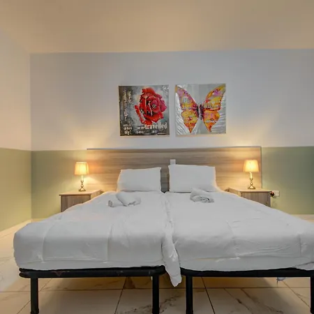 The - Just Off The Promenade & ! Apartment Kappara