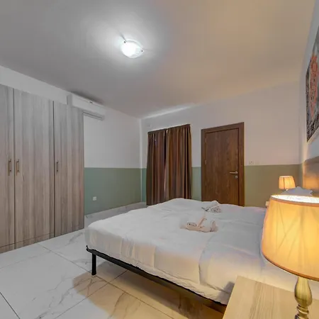 The - Just Off The Promenade & ! Apartment Kappara