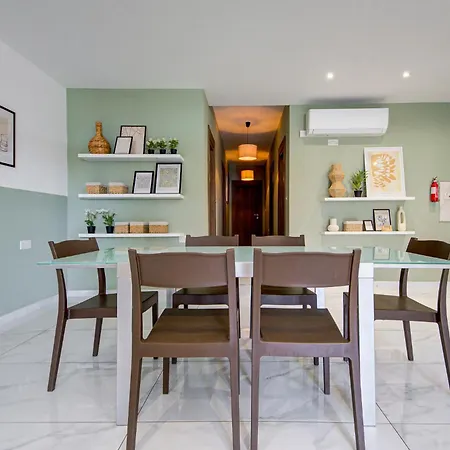 The - Just Off The Promenade & ! Apartment Kappara